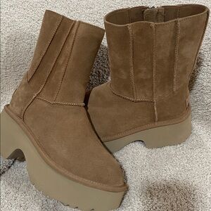 UGG Platform Classic Heights Boots Size 9  NWT